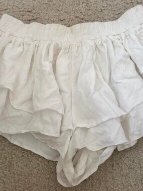 Sweet and white ruffled short skirt pants